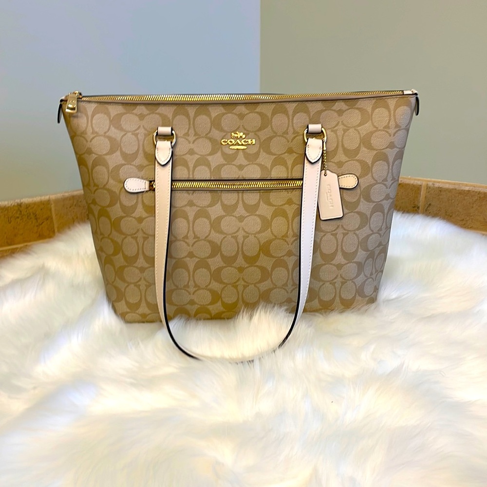 Coach Gallery Tote Light Khaki/ Chalk